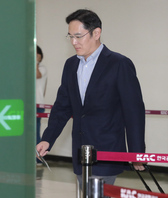 이재용 삼성전자 부회장이 일본 정부의 대 한국 수출 규제에 대한 대책 논의를 위해 지난 7일 오후 서울 김포공항에서 출국하고 있다. <연합뉴스>